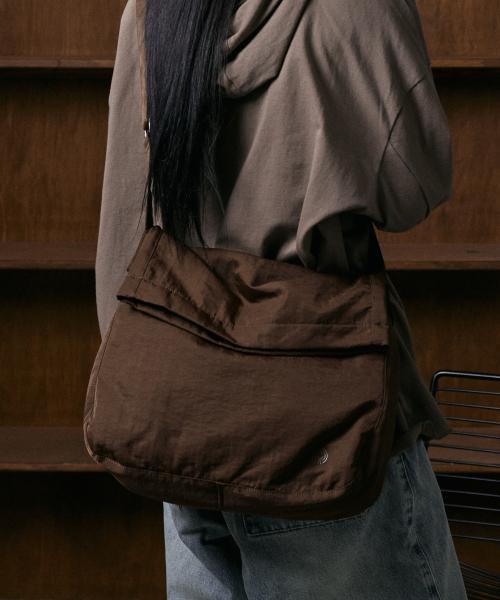 ESS 폴디드 크로스백 - 브라운