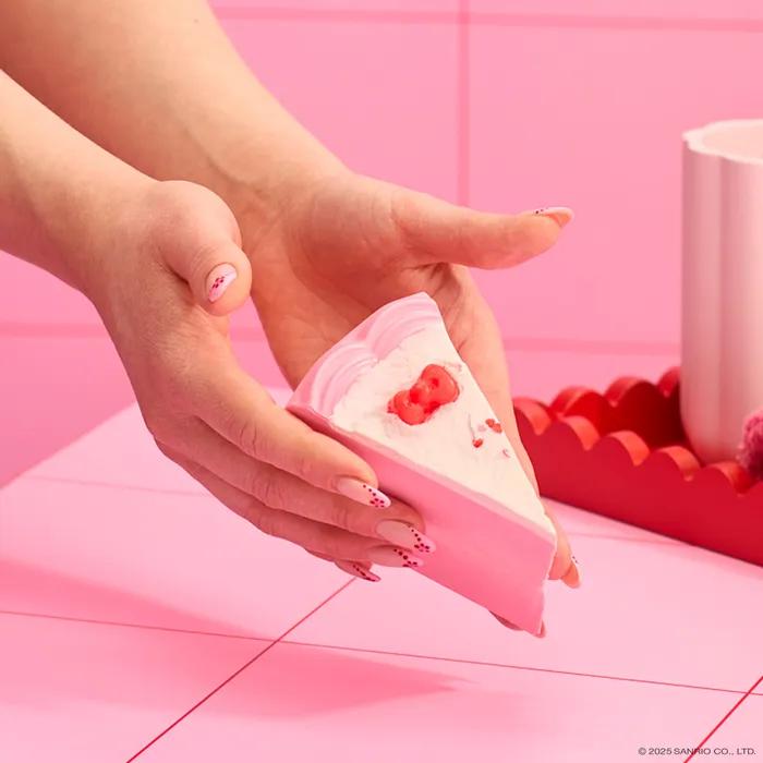 [러쉬 x 헬로키티와 친구들]프렌드십 케이크 150g - 솝/비누