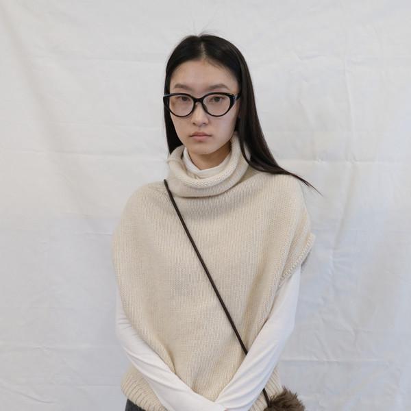 Fox Blend High-Neck Vest (Cream)