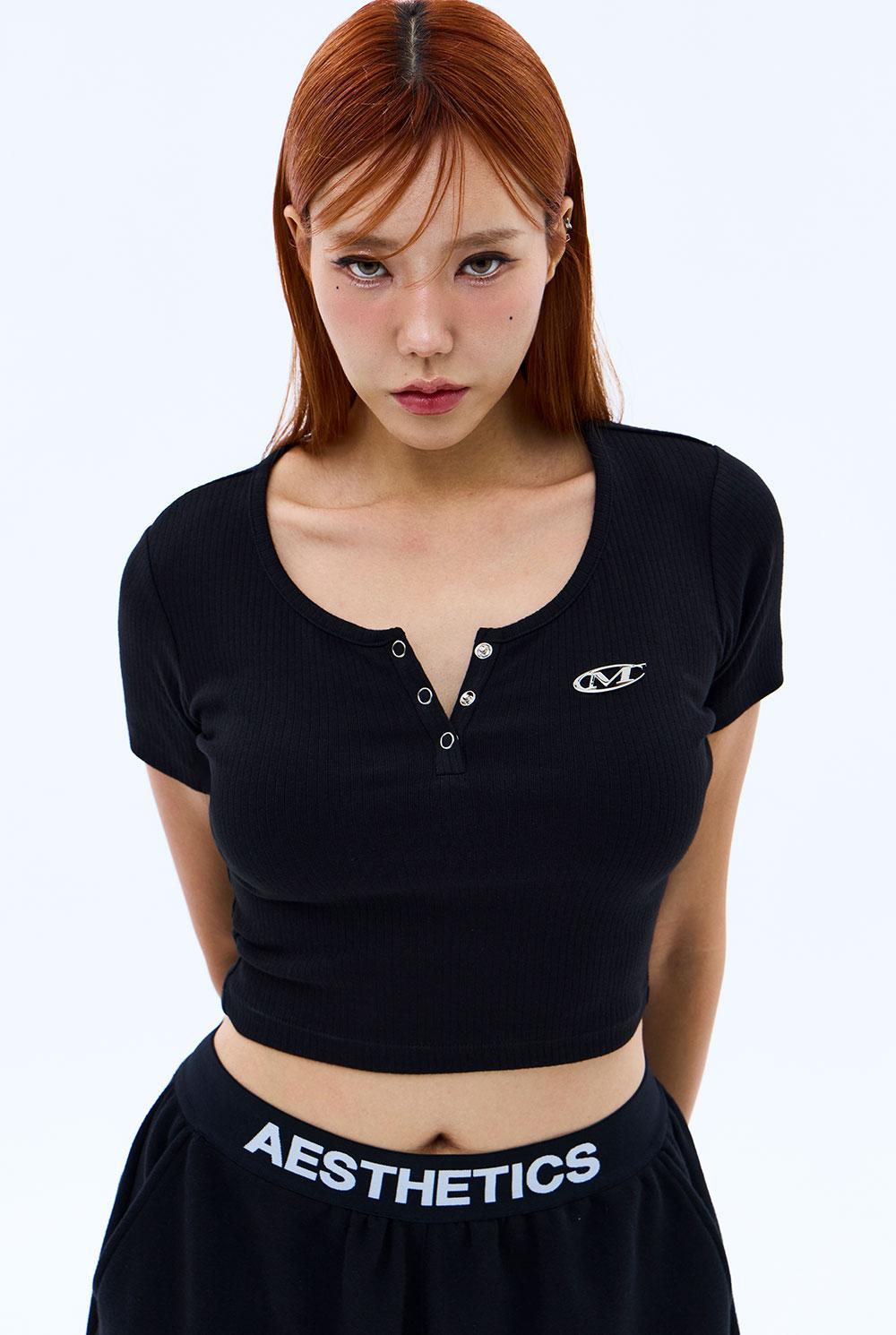 메탈 로고 크롭 헨리넥 티셔츠 (BLACK)