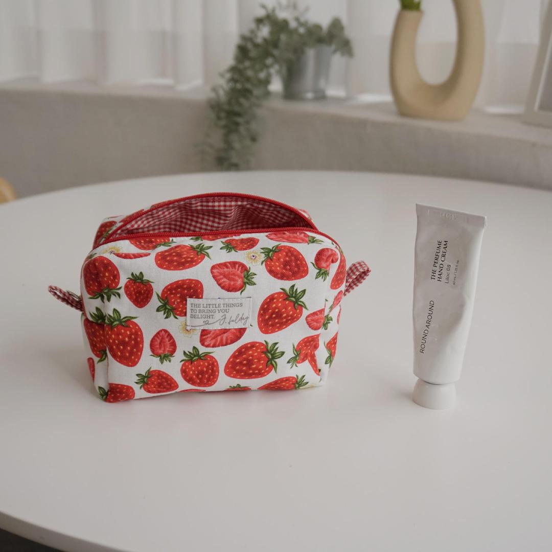제이풀데이 handmade˚。⋆딸기파우치 스퀘어파우치 메이크업파우치 화장품파우치 여행파우치 보부상파우치 생리대파우치 사각파우치 면파우치 딸기