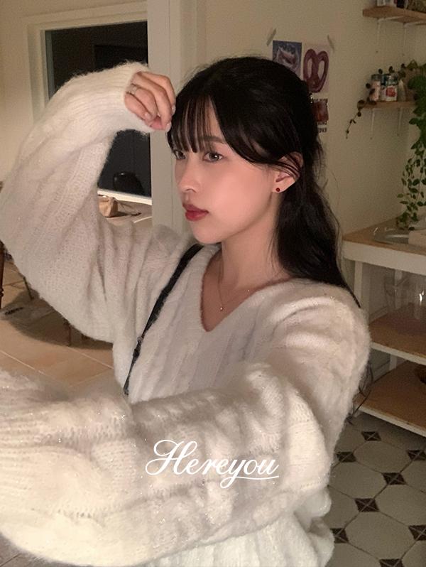 유리에 [here you🎄] 오너먼트 실버 케이블 knit (은사/글리터/브이넥니트/꽈배기니트/연말룩/데이트룩)