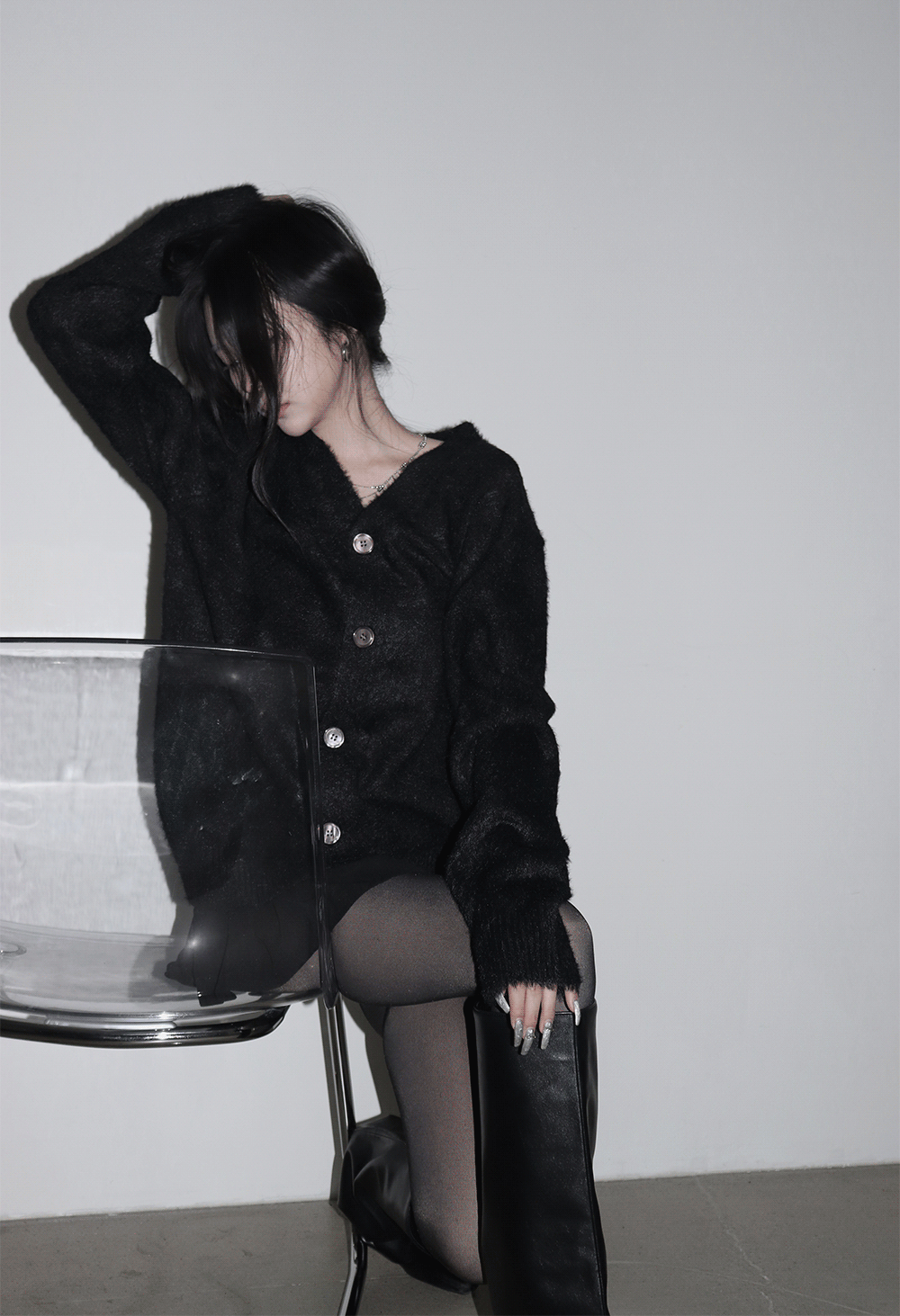 어반유니크 overfit angora V-neck cardigan