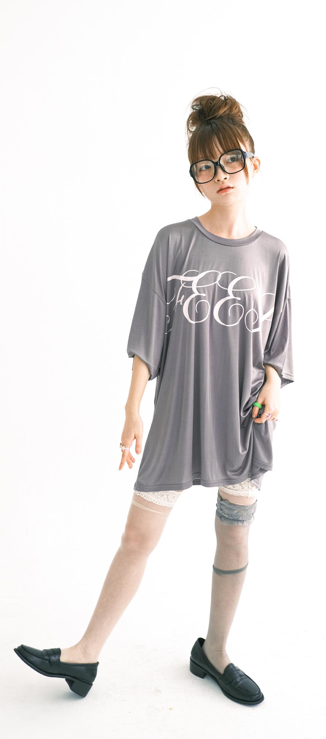 [F.E.E.S] shining boxy lettering t-shirt (mauve grey)