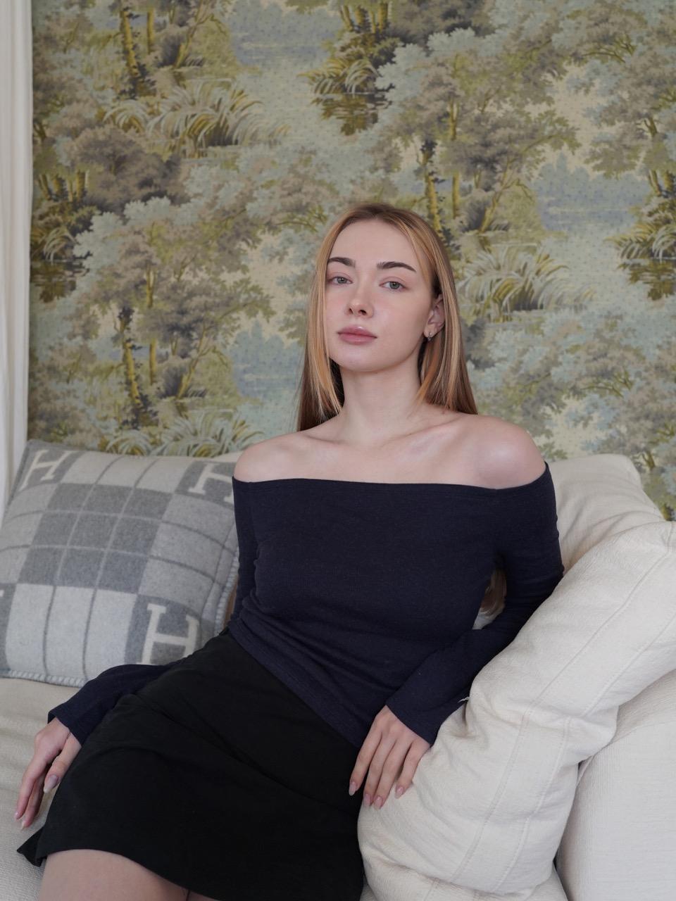 OFF-SHOULDER NAVY TEE