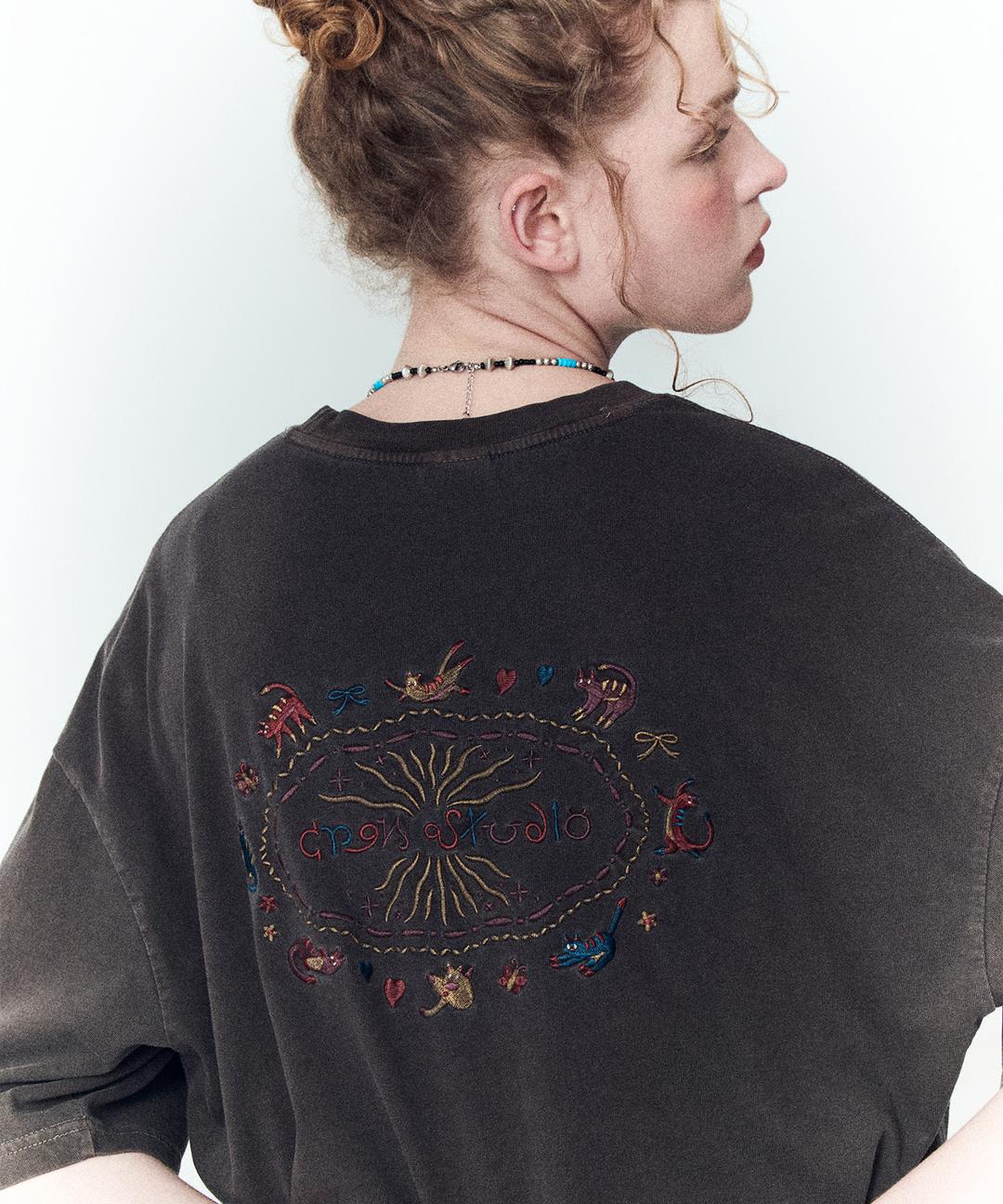 캣 스티치 피그먼트 반팔티 브라운