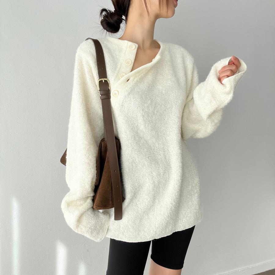 레이디무브 (무배) 부클 사선 버튼 루즈핏 롱 니트 티셔츠 2color