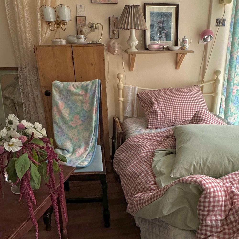 check solid bedding (pink)