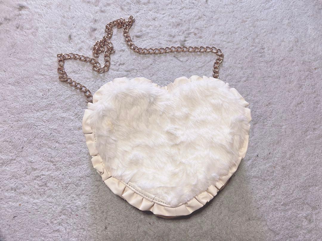 LIZLISA ホワイトファーハート型ショルダーバッグ