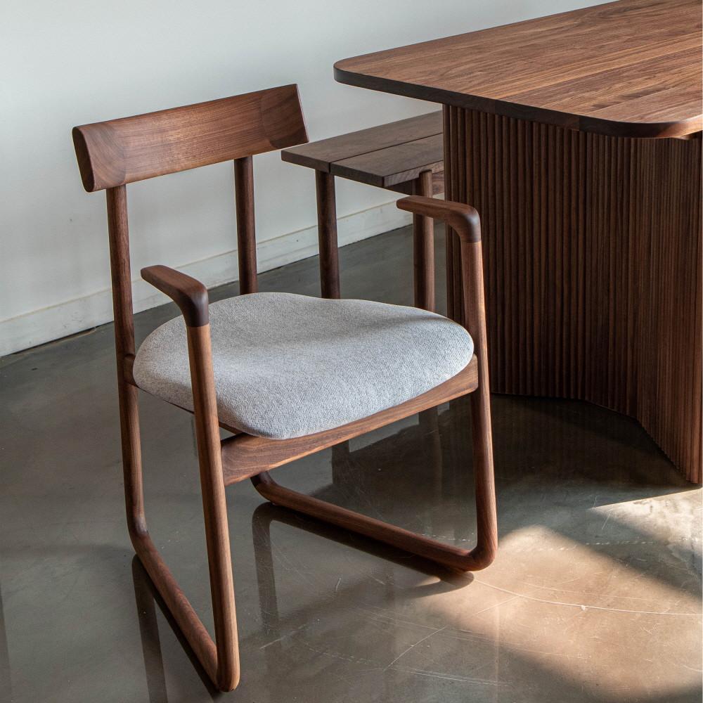 브릭나인 볼란테 월넛 원목의자