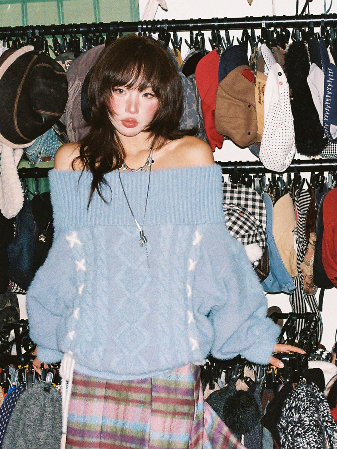 여성 겨울 오프숄더 니트티 루즈핏 포근한 분위기 상의