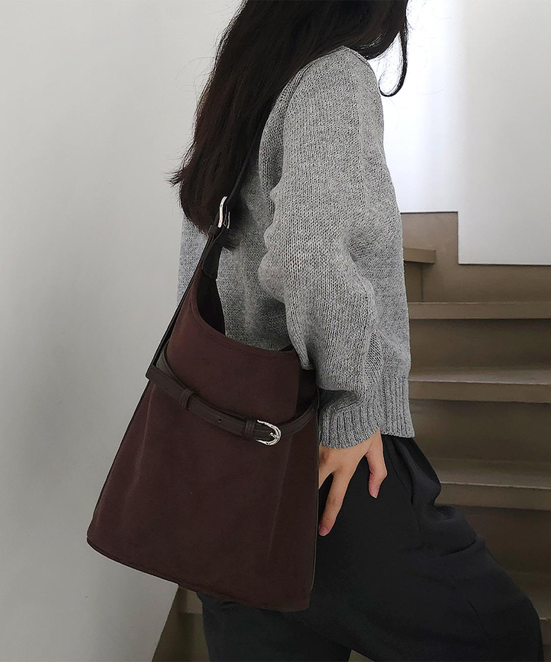 맥끌라니 벨티드 스웨이드 버킷백