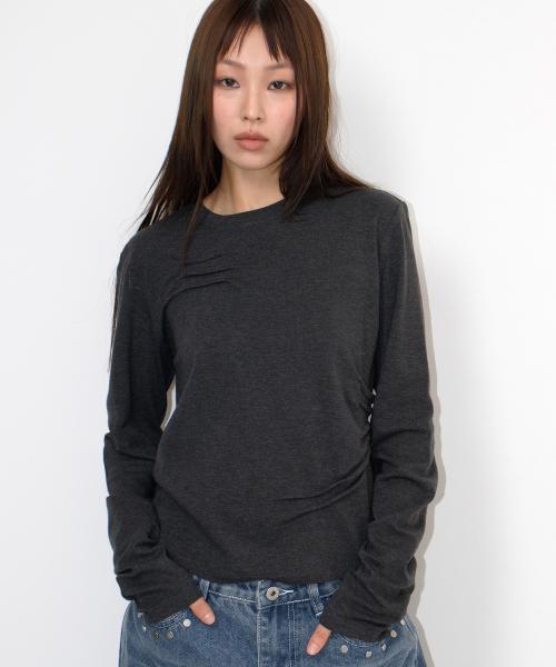 소프트 세미 크롭 핀턱 디테일 라운드넥 롱 슬리브 티셔츠 [차콜]