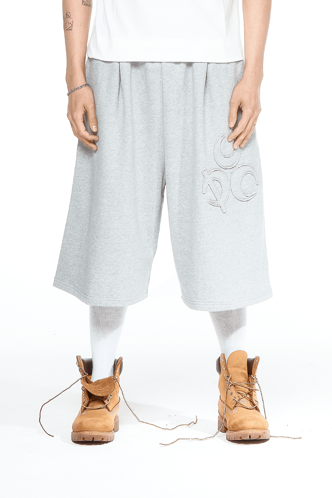 [5월 9일 출고 예정] Symbol Bermuda Sweat Shorts Grey