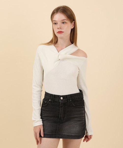 꼬임 오프숄더 티셔츠 (아이보리)