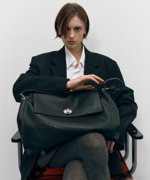 [AUBE][파우치포함] 블랙 가죽 오브 장식 숄더백 L (16인치노트북수납가능)