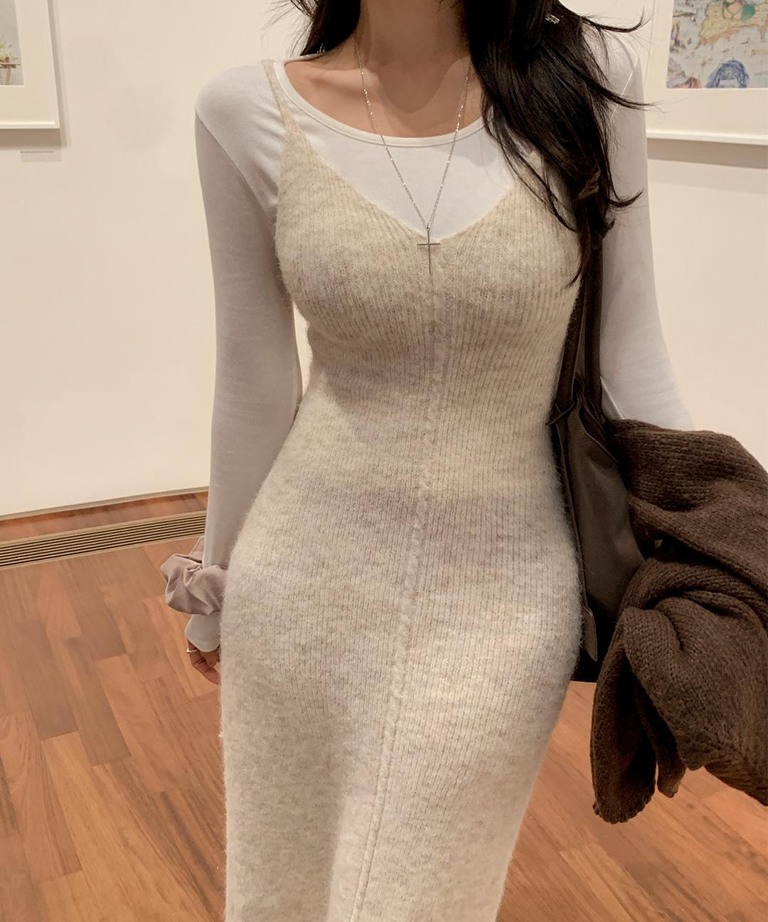 [레이어드/비스코스55%] 뮤어즈 브이넥 니트 슬림 롱 나시 원피스