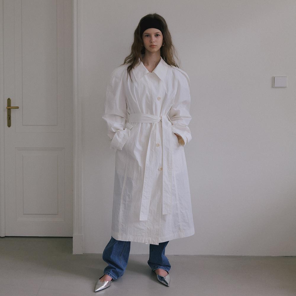 SIGNATURE VOLUME SLEEVE TRENCH COAT_WHITE