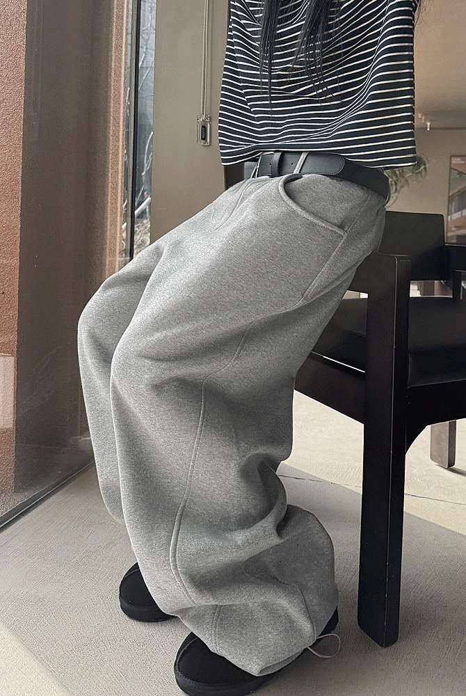 [UNISEX] plow 커브드라인 스웻팬츠