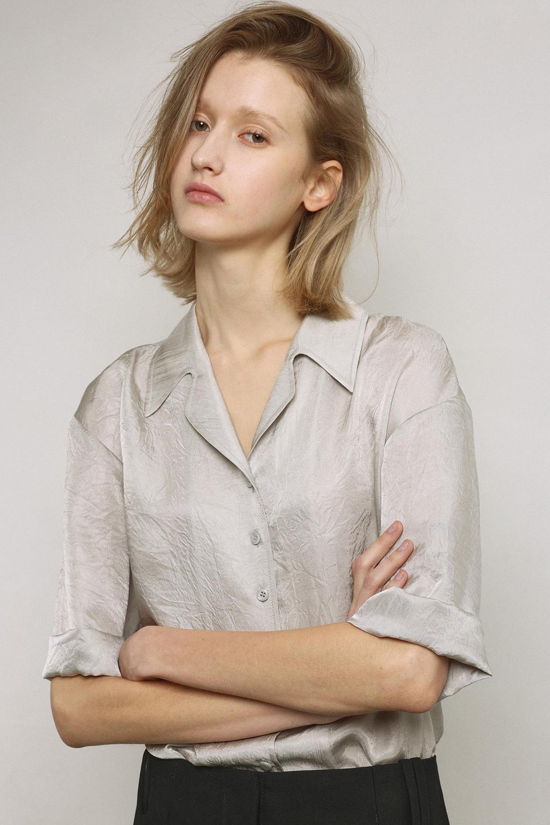Wrinkled Satin Half-Sleeve Blouse _ Muted Grey
