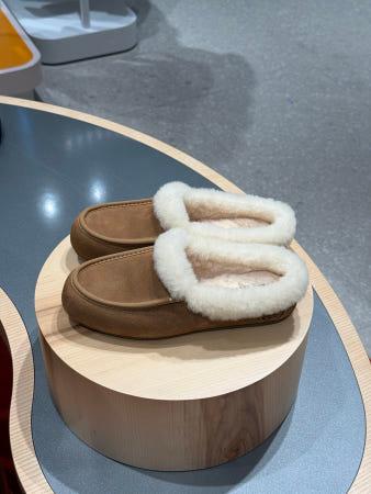 이런 상품 어때요? [공식 UGG] 25FW 여성 스웨이드 양모 칼라 앤슬리 슬리퍼 체스트넛 (앤슬리 뮬) 1665303534