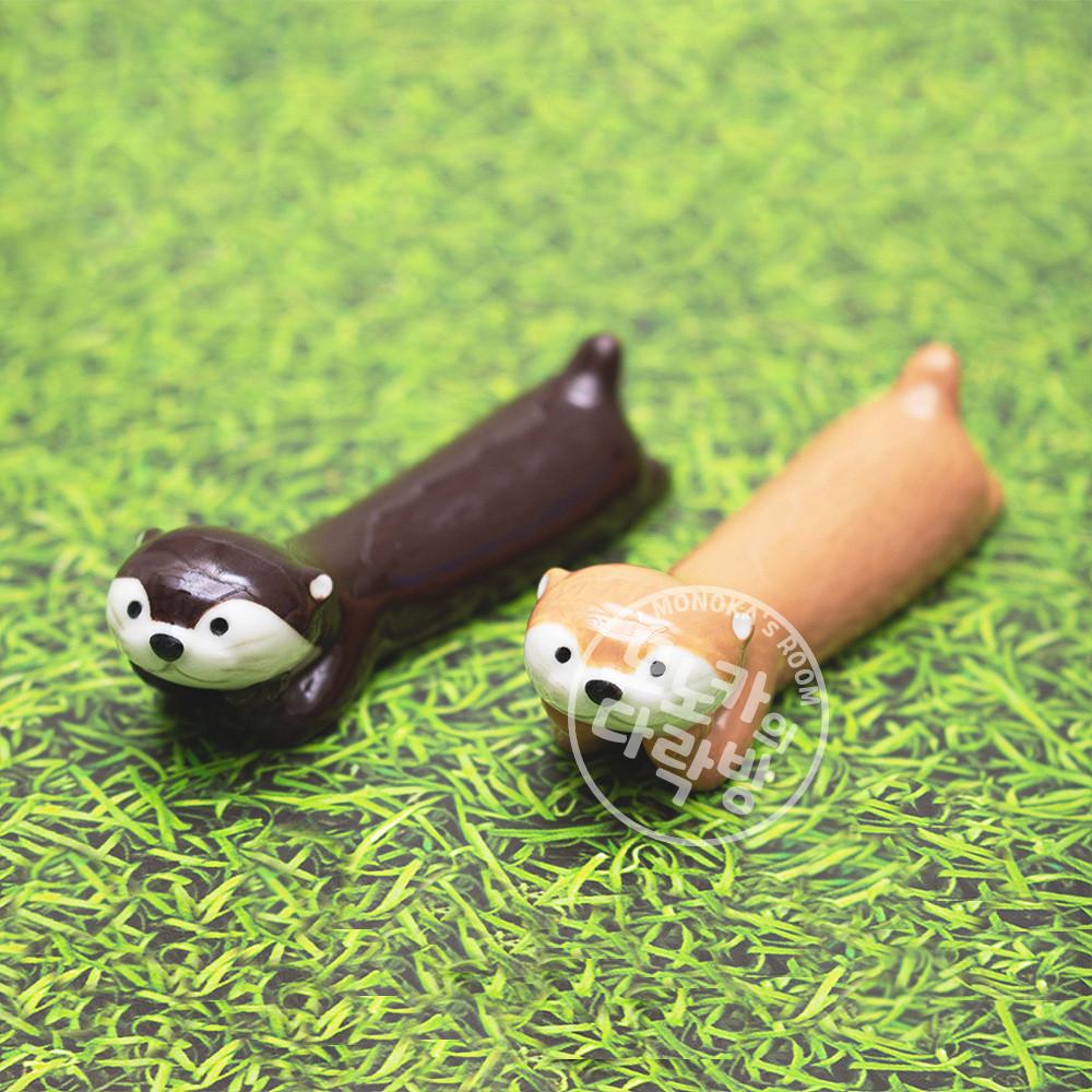 [데꼴] 뒹굴 수달 젓가락 받침대 도자기 커트러리 수저 받침대 귀여운 숟가락 젓가락 받침