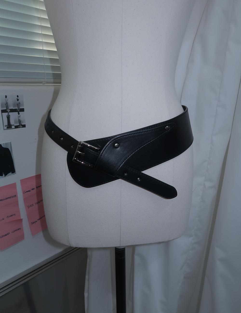위위미유 BLACK LEATHER HOOK WIDE BELT / 블랙 레더 후크 와이드 벨트