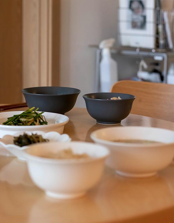 무채색 도자기 밥그릇과 국그릇