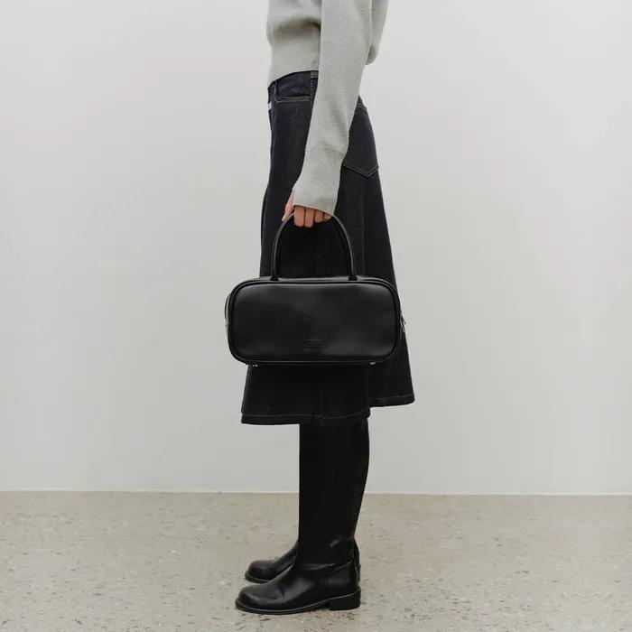 CLASSIC LOGO SQUARE MEDIUM TOTE BAG black