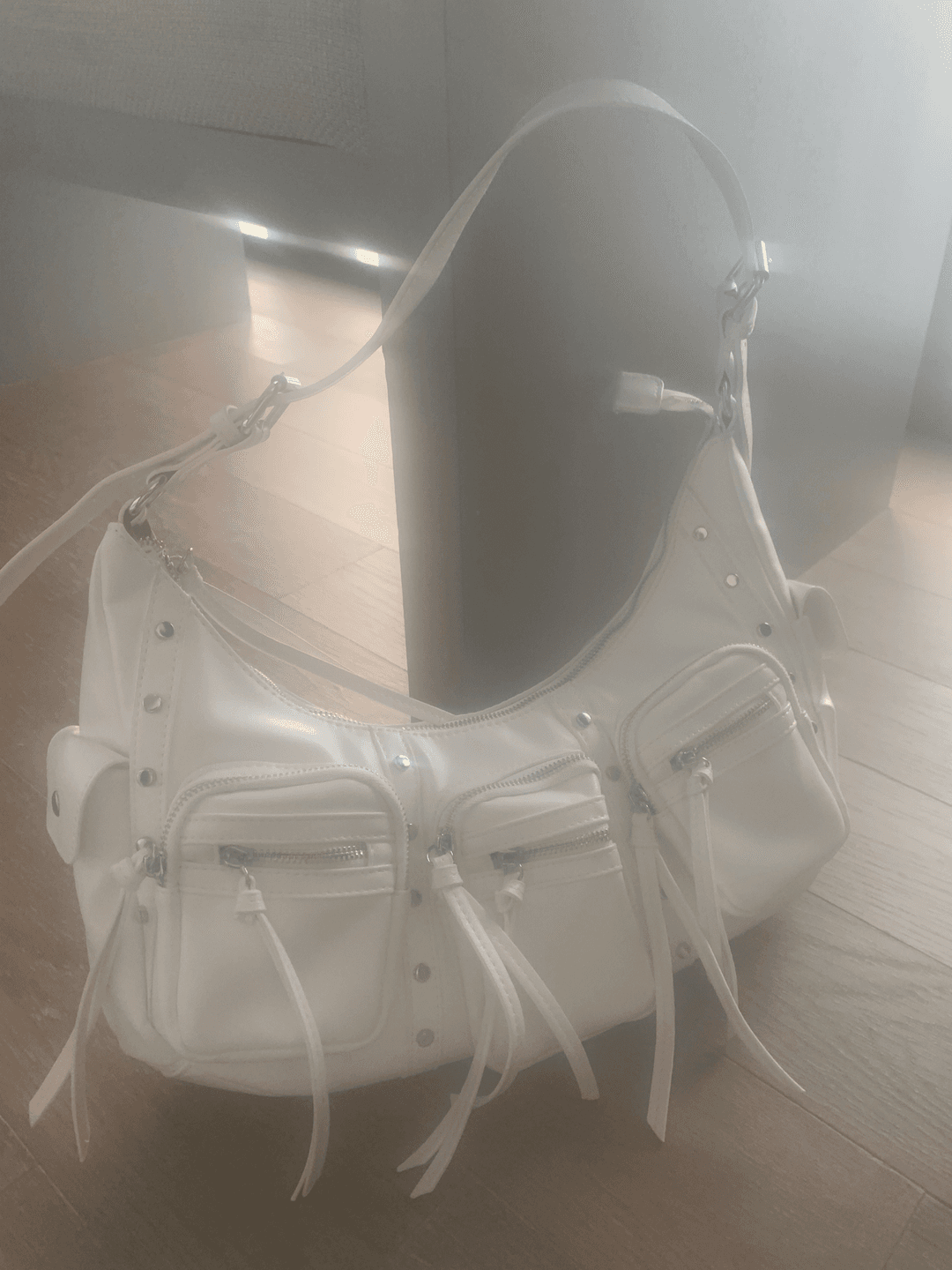 Cellander Pocket Tassel Shoulder Bag (white)