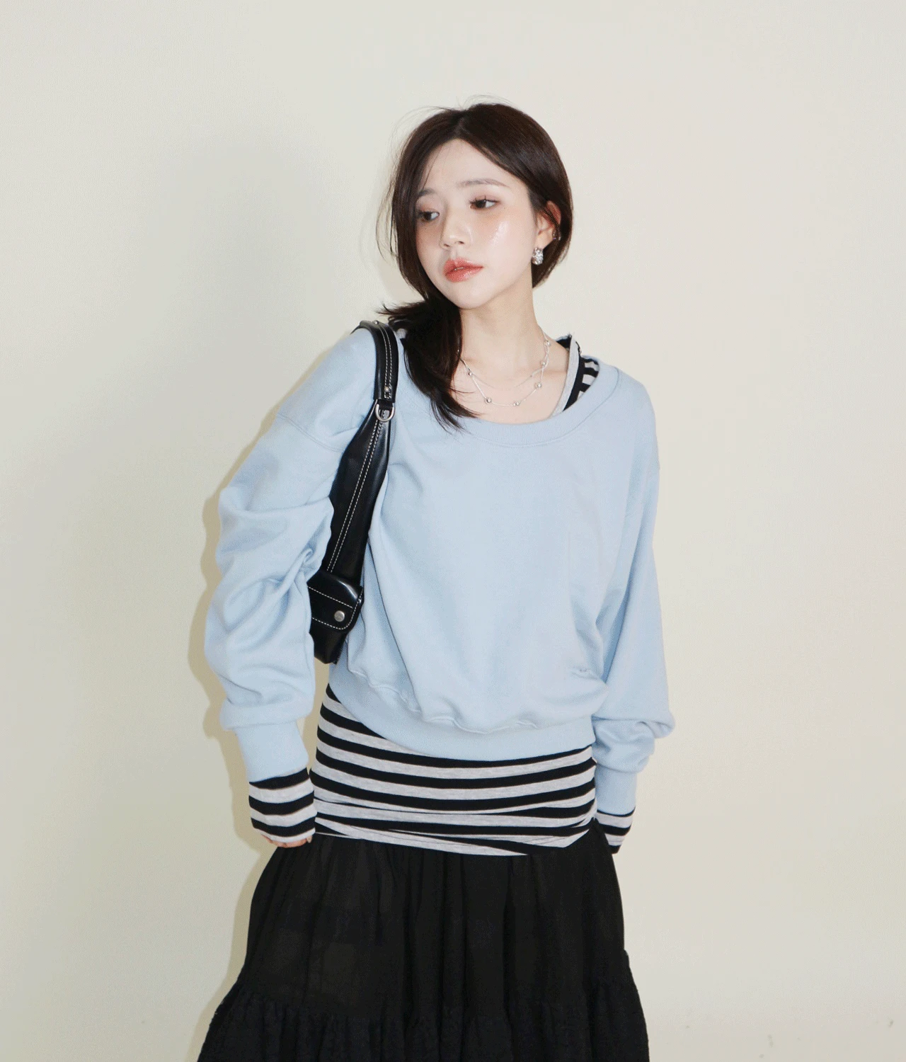 커브 와이드 넥 세미 크롭 쭈리 맨투맨