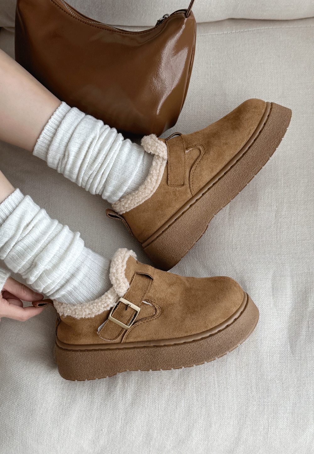 꼼꼼구두 [반사이즈업 추천!] 코비 버클 플랫폼 뽀글이 숏 어그부츠(4cm) CPH945