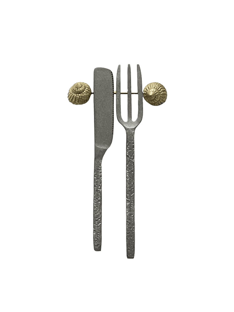 Conch shell cutlery rest