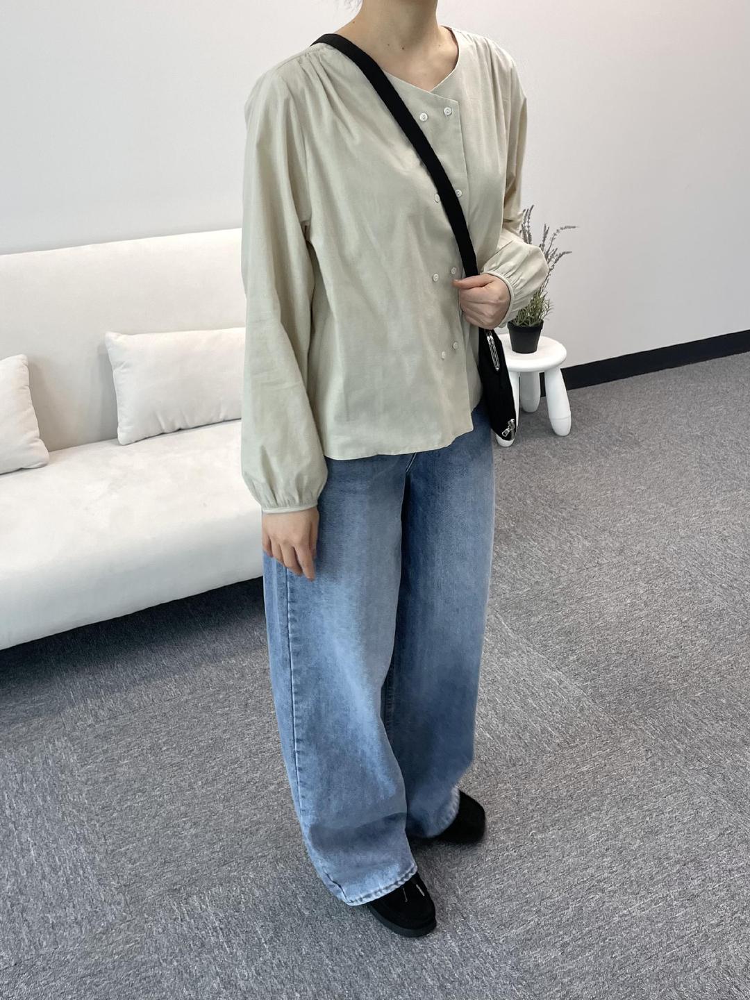 더블 버튼 브이넥 셔링 긴팔 블라우스 ( 2colors )