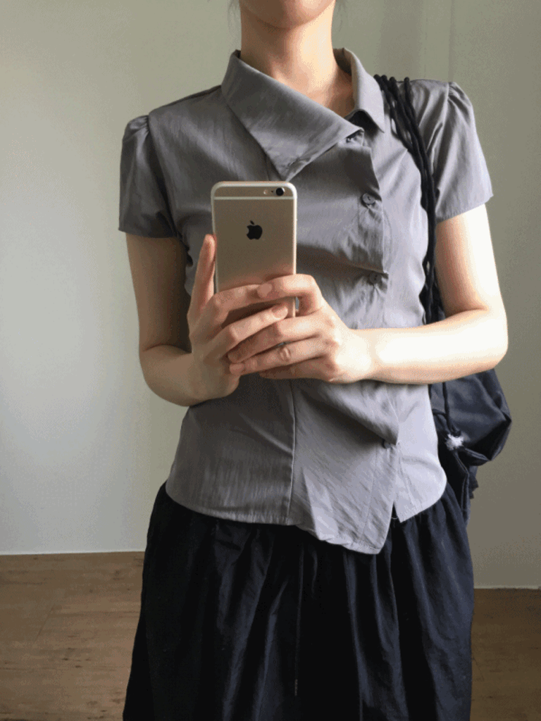 베르니 라펠 버튼 웨이브 플리츠 반팔 셔츠