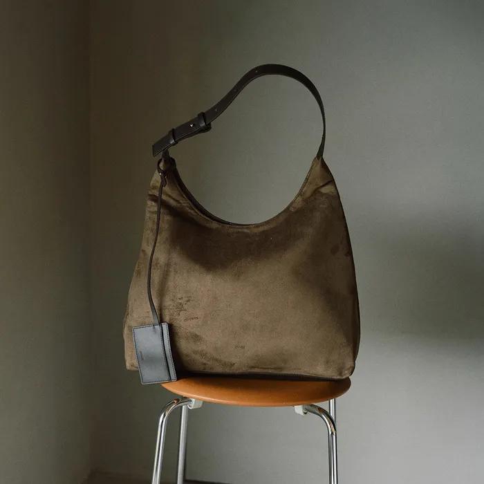 플럼 스웨이드 호보백 Flume Suede Hobo Bag_Khaki Brown