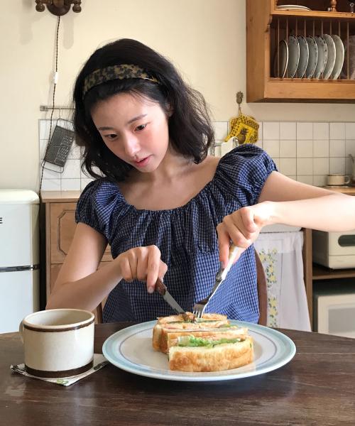 몬테 밴딩 프릴 체크 블라우스 ( 네이비 )