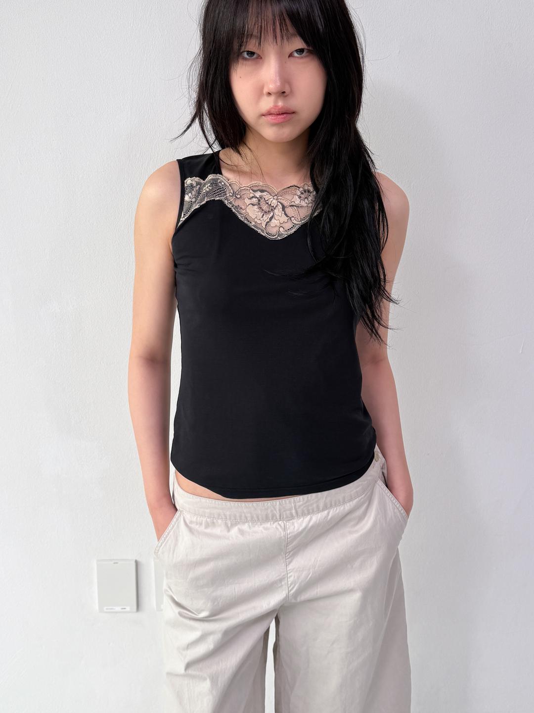 495. Lace black sleeveless top