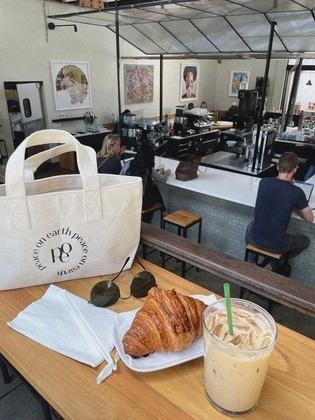 peace on earth roomy tote bag