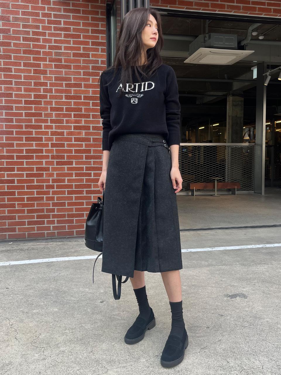 플리츠 울 랩 미디 스커트_CHARCOAL