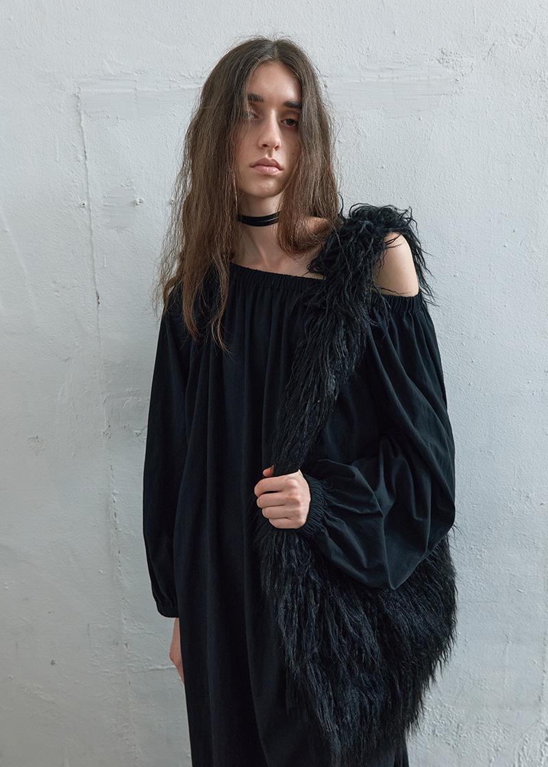 VEGAN FUR CROSSBODY BAG IN BLACK