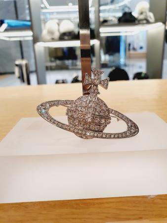 이런 상품 어때요? [비비안웨스트우드] (VOSCJW4001 09) MINI BAS RELIEF CLUTCH PIN 미니 바스 릴리프 빅 브로치