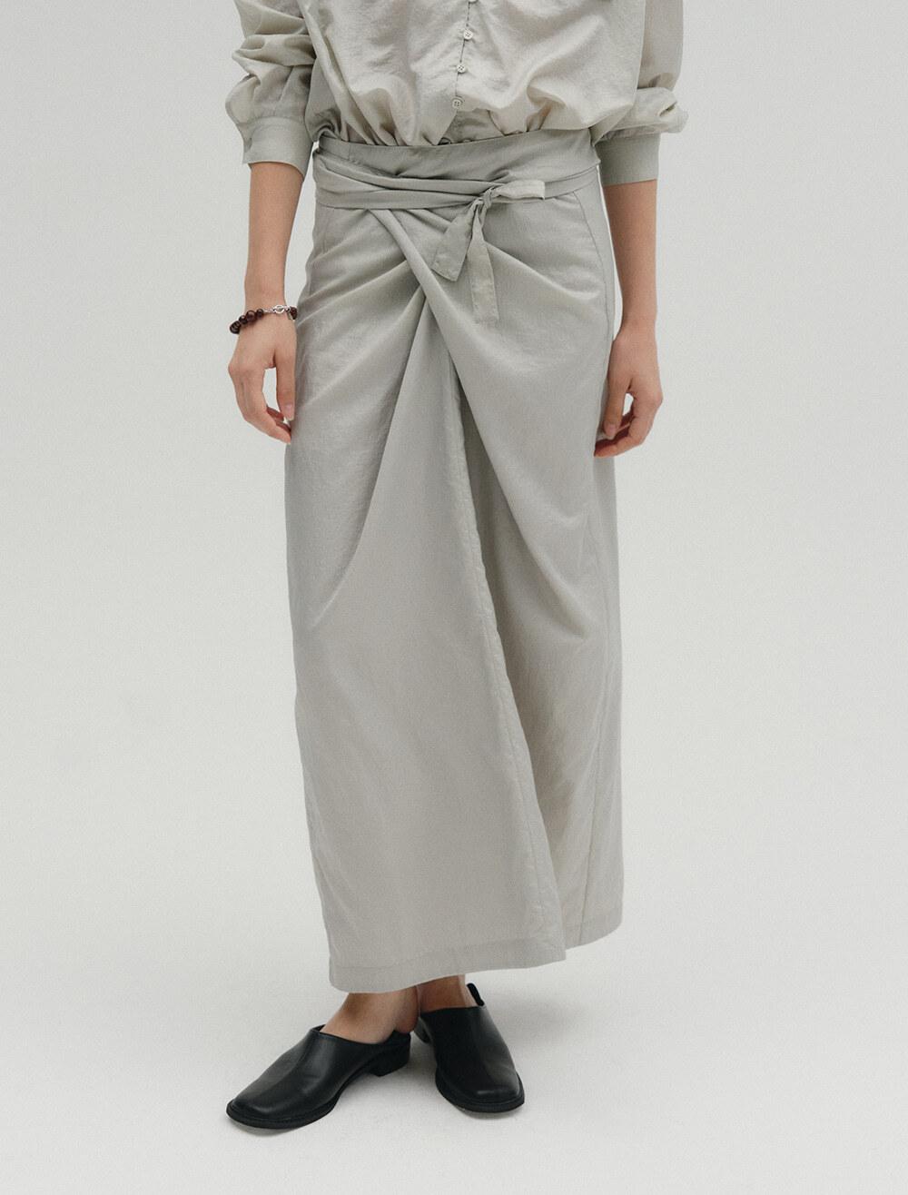 GLOSSY WRAP SKIRT [BEIGE]
