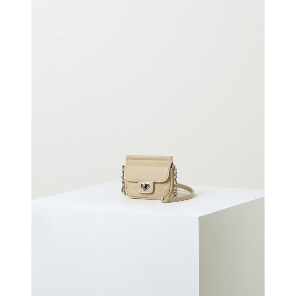 질스튜어트뉴욕  [아모] 베이지 캐비어 가죽 하트 장식 퀼팅 미니 크로스백 JLBA2F441I2