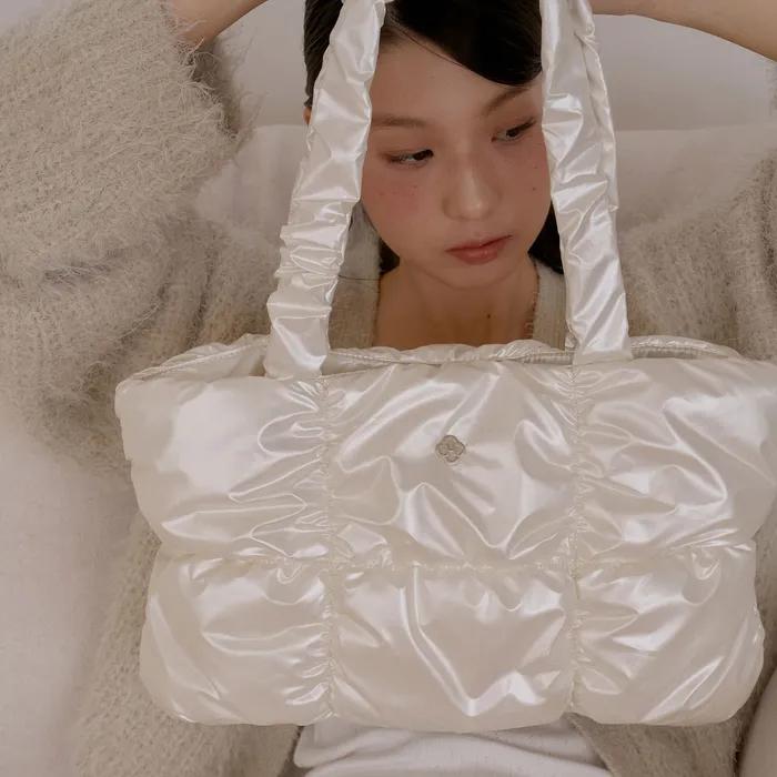 로지 셔링 패딩 숄더백_아이보리