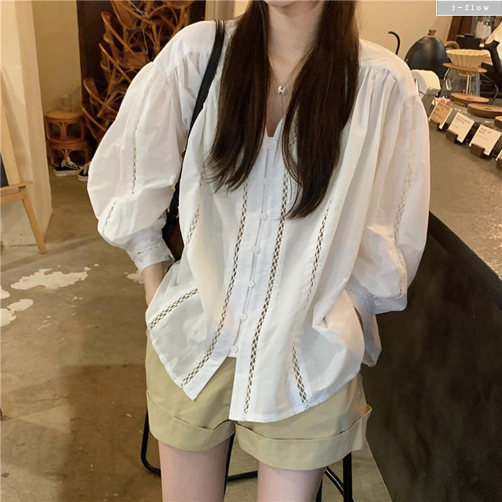 먼스 벌룬 펀칭자수 브이넥 7부 루즈핏 블라우스 1col 봄 여름 코튼 아방 제이플로우