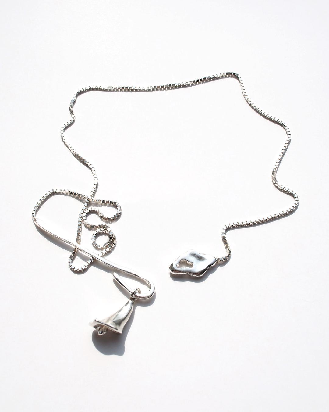 LOOP CALLA NECKLACE