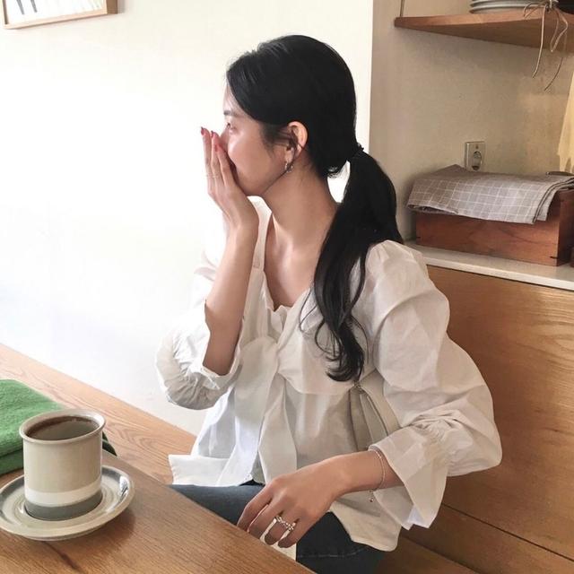 샤이 리본 스퀘어넥 꼬임 블라우스