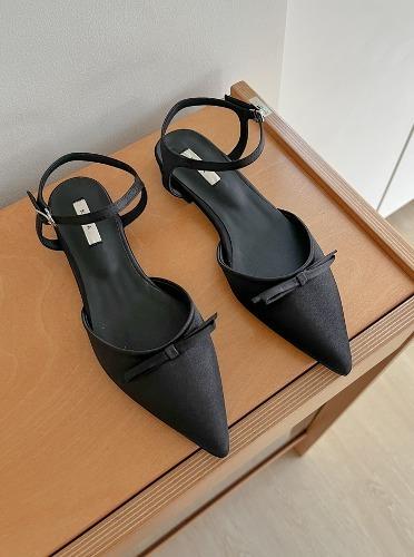 헬로지니 제인드 슬림 스틸레토 새틴 리본 발목스트랩 뮬 샌들 2cm