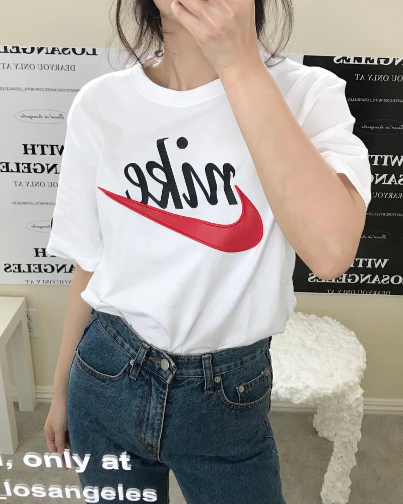 나이키 스탠다드핏 새틴 스티치 스우시 포인트 반팔티 남녀공용